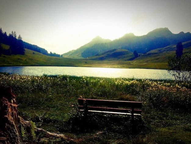 Foto la vista panoramica del lago contro il cielo