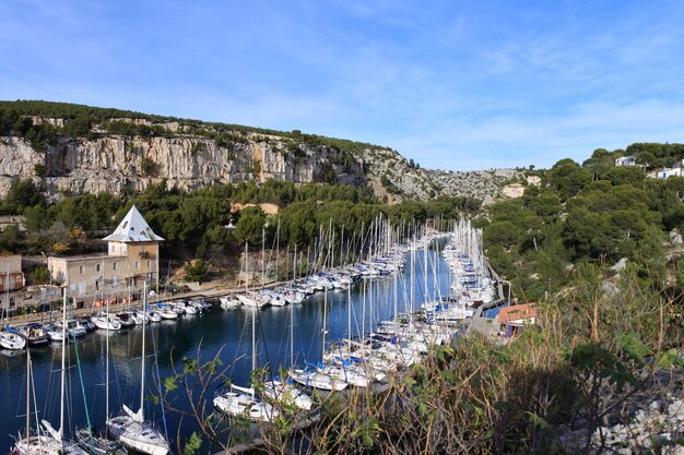 Foto la vista panoramica del lago contro il cielo