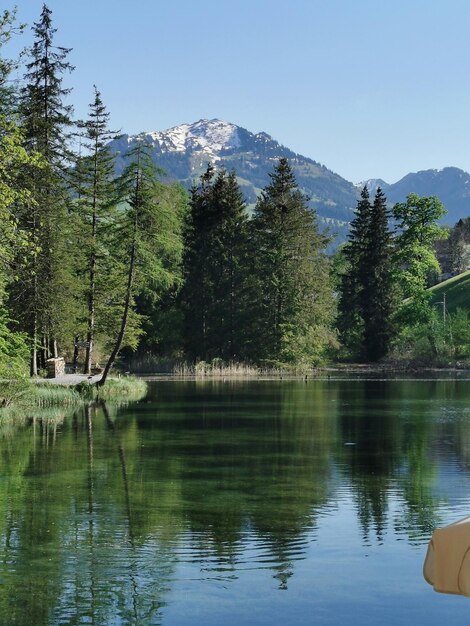 Foto la vista panoramica del lago contro il cielo