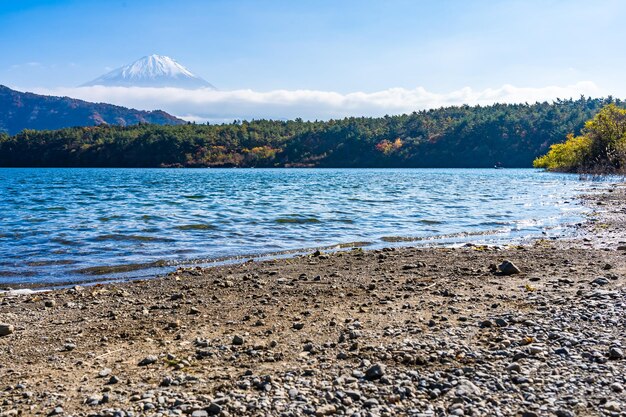 空に照らされた湖の景色