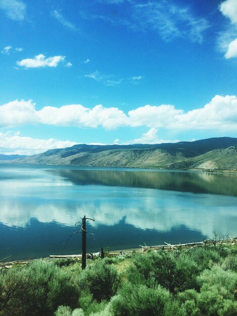 Foto la vista panoramica del lago contro il cielo