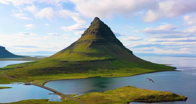 Foto la vista panoramica del lago contro il cielo