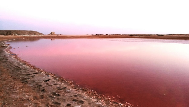 Foto la vista panoramica del lago contro il cielo