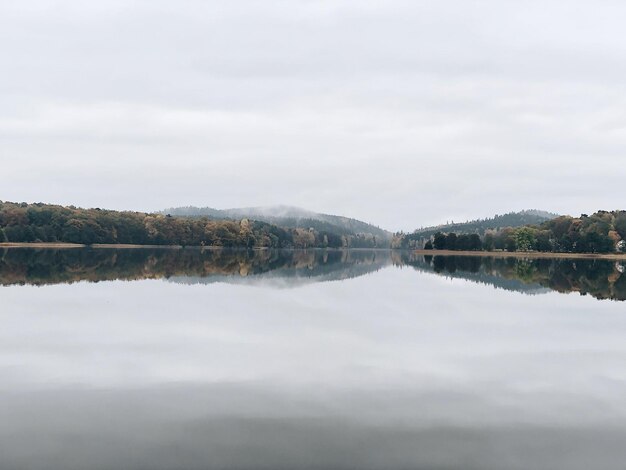 Photo scenic view of lake against sky