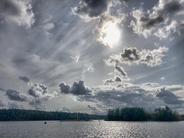 Foto la vista panoramica del lago contro il cielo