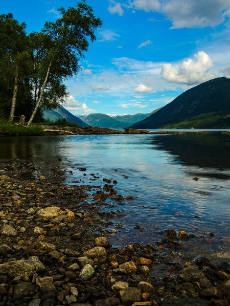 La vista panoramica del lago contro il cielo