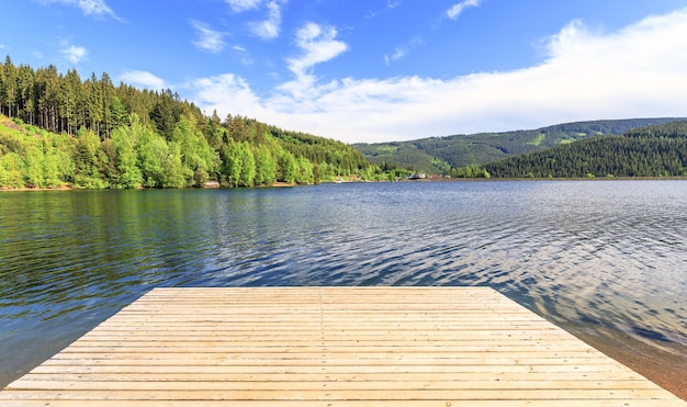 Foto la vista panoramica del lago contro il cielo