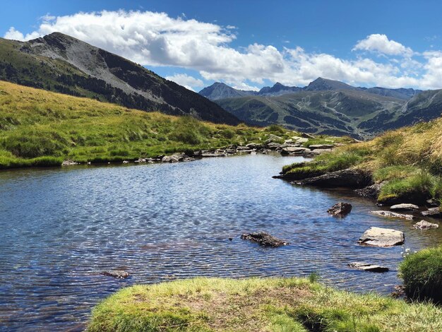 Foto la vista panoramica del lago contro il cielo