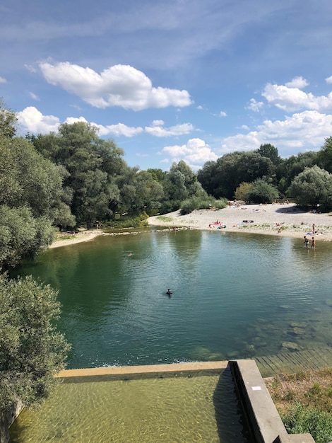 Foto la vista panoramica del lago contro il cielo