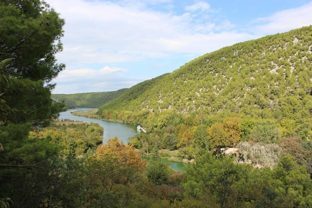 Foto la vista panoramica del lago contro il cielo