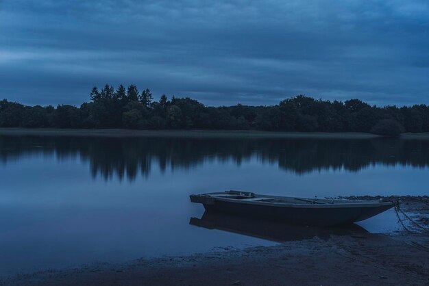 Foto la vista panoramica del lago contro il cielo