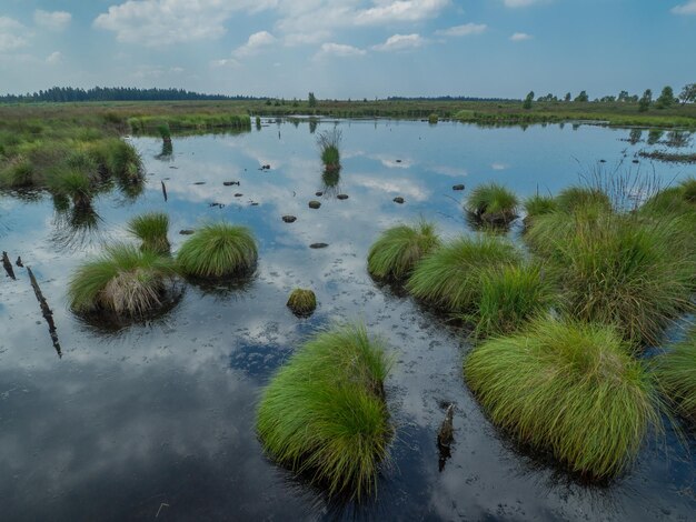 Foto la vista panoramica del lago contro il cielo