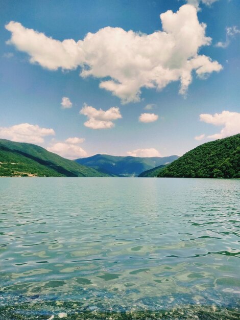 Foto la vista panoramica del lago contro il cielo