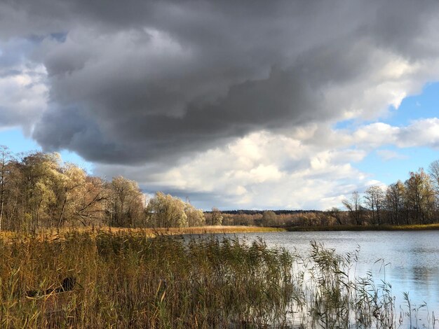 Foto vista panoramica del lago contro il cielo