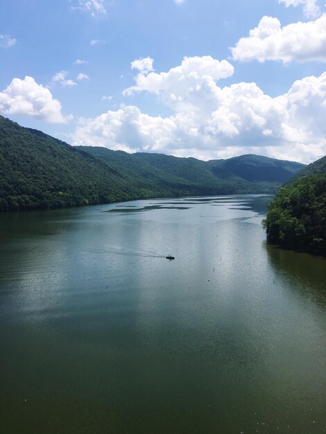 Foto la vista panoramica del lago contro il cielo