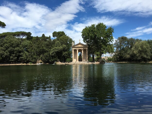 Foto la vista panoramica del lago contro il cielo