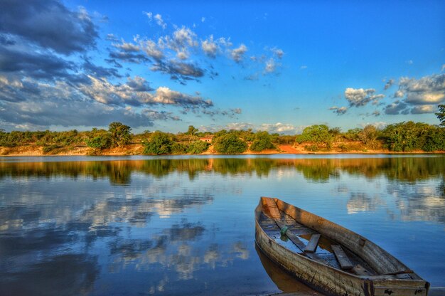 Foto la vista panoramica del lago contro il cielo