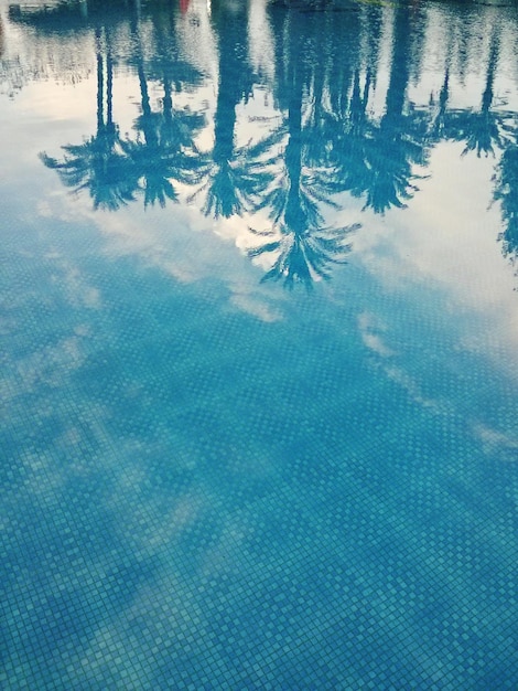 空を背景にした湖の美しい景色