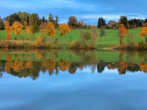 Foto la vista panoramica del lago contro il cielo