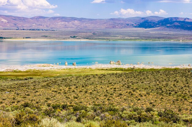 Foto la vista panoramica del lago contro il cielo