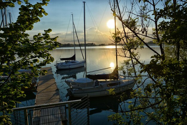 Foto la vista panoramica del lago contro il cielo