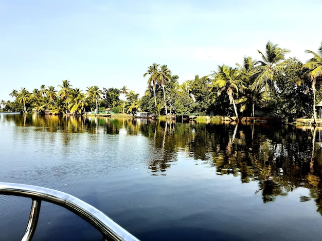 Foto la vista panoramica del lago contro il cielo