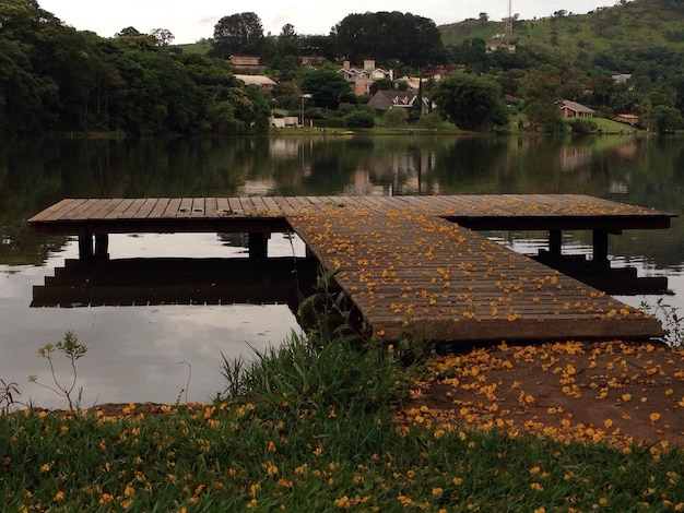 Foto la vista panoramica del lago contro il cielo