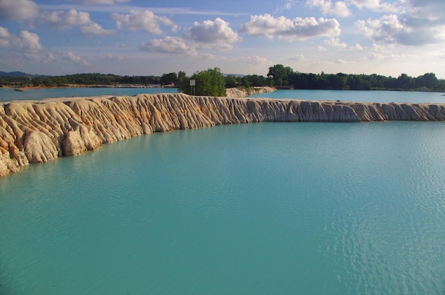 Foto la vista panoramica del lago contro il cielo