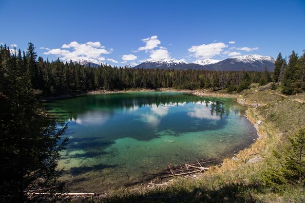 Foto la vista panoramica del lago contro il cielo