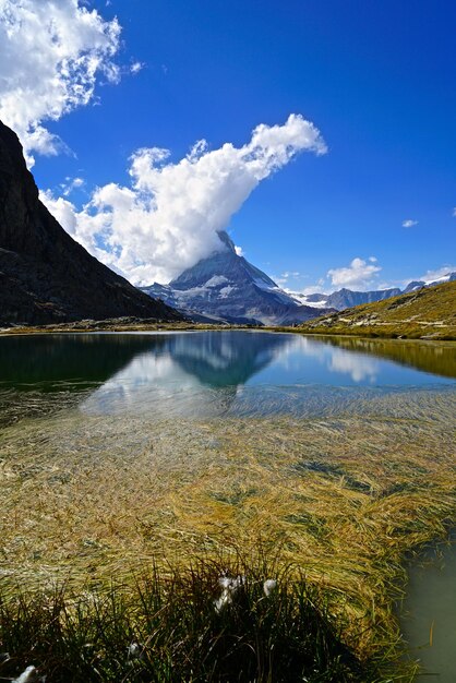 Foto la vista panoramica del lago contro il cielo