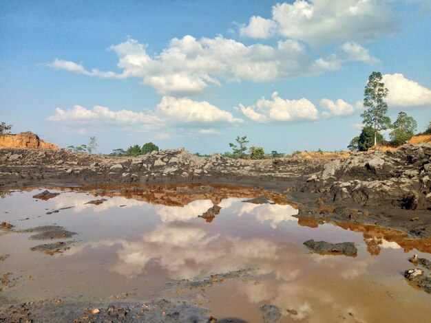 Foto la vista panoramica del lago contro il cielo