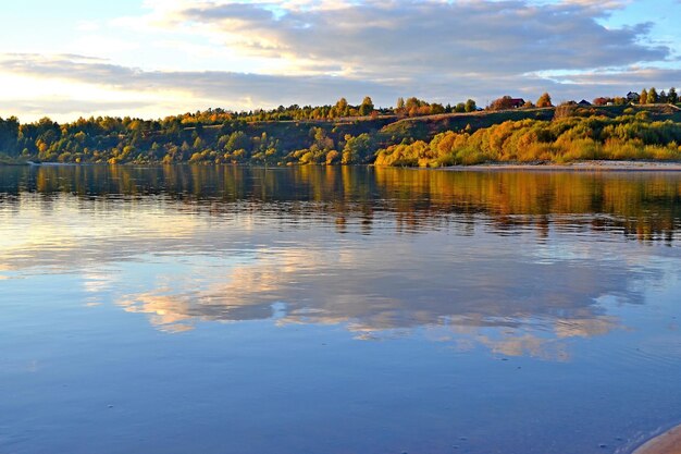 Foto la vista panoramica del lago contro il cielo