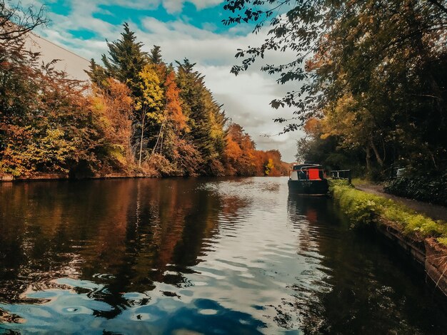 Foto la vista panoramica del lago contro il cielo