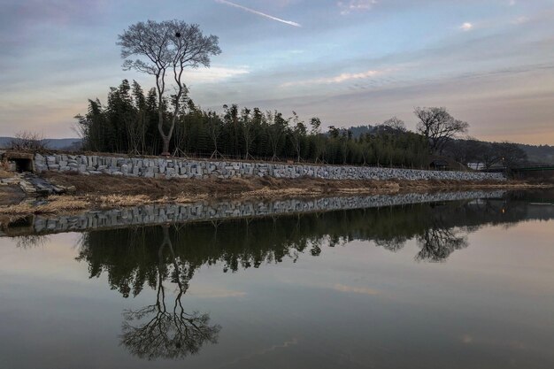 Foto la vista panoramica del lago contro il cielo