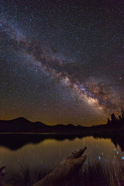 Photo scenic view of lake against star field at night