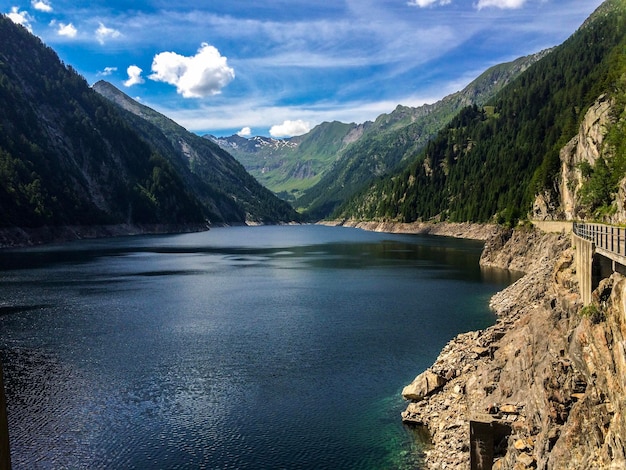 青い空を背景に山の中の湖の景色