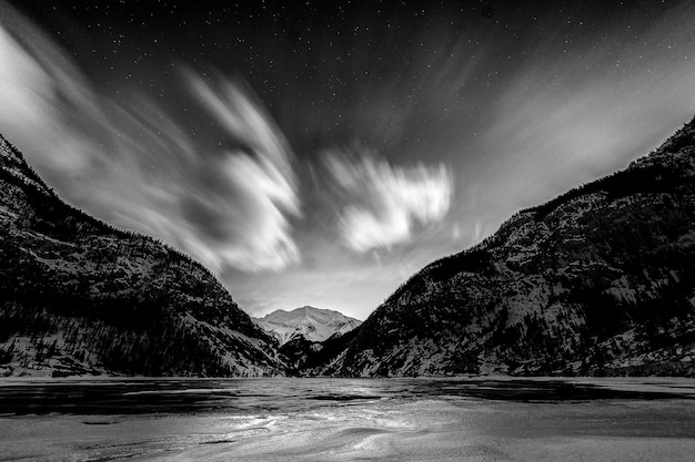 Photo scenic view of lake amidst mountains against sky at night