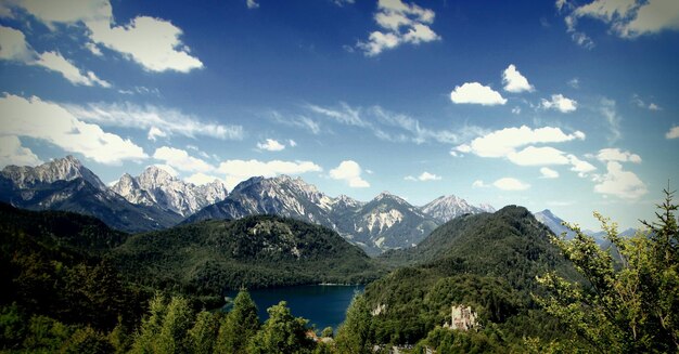 Foto vista panoramica del lago in mezzo alle montagne contro il cielo