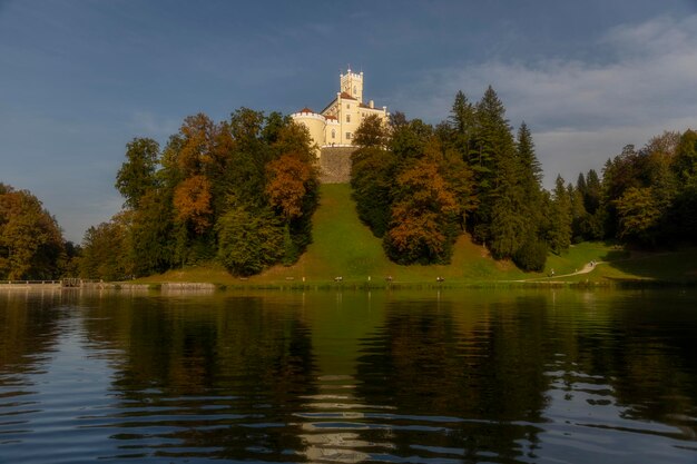 Photo scenic view of lake by building against sky