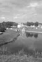 Photo scenic view of lake by building against sky