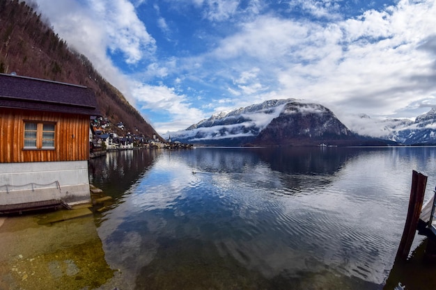 空に照らされた建物による湖の景色