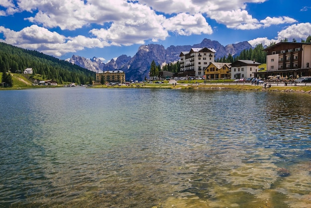 Photo scenic view of lake by buildings against sky