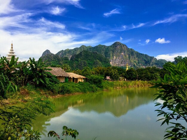 Photo scenic view of lake by buildings against sky