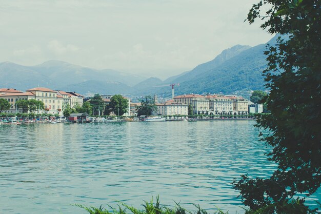 Foto vista panoramica del lago dalle case contro il cielo