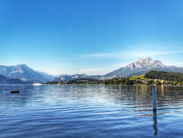 Foto vista panoramica del lago dalle montagne contro un cielo blu limpido