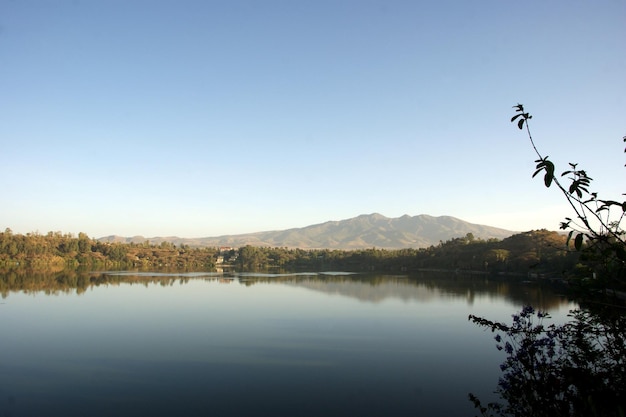 晴れた空の背景にある山の近くの湖の景色