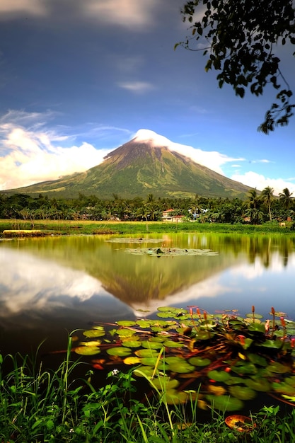 Photo scenic view of lake by mountains against sky