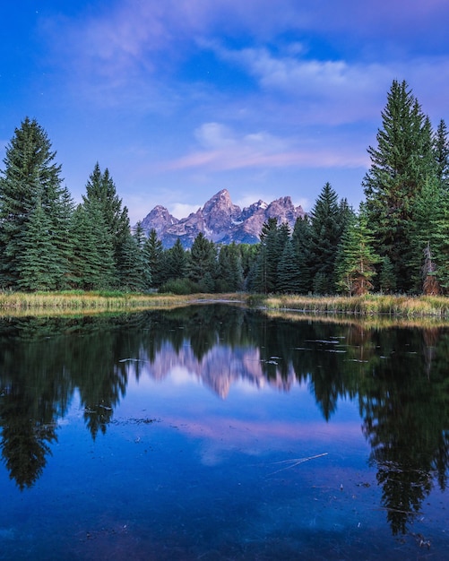 Photo scenic view of lake by mountains against sky