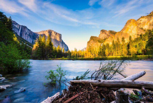 Photo scenic view of lake by mountains against sky