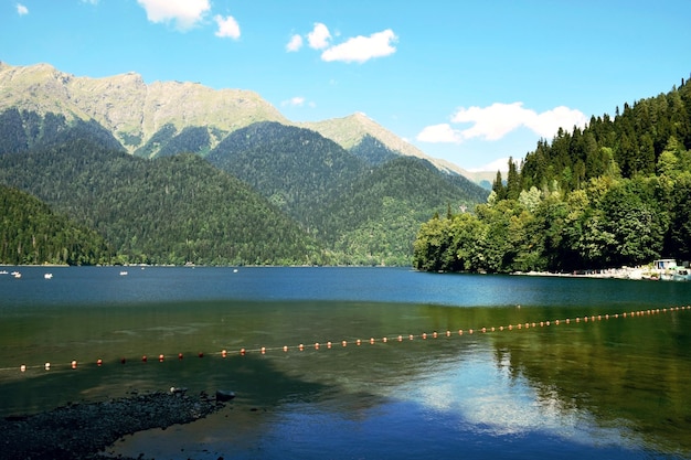 空の背後にある山から湖の景色